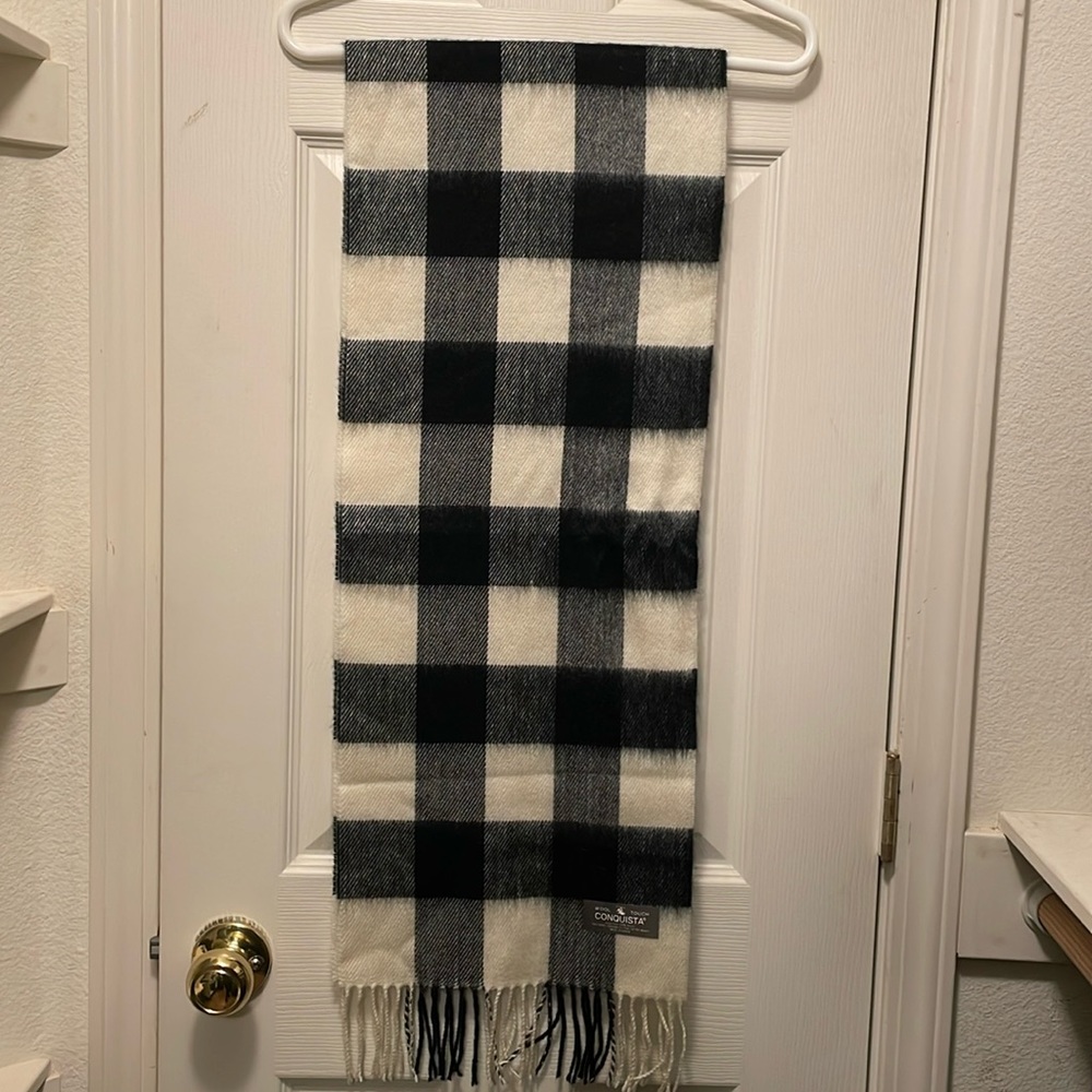 NWOT-64” Black/White Scarf